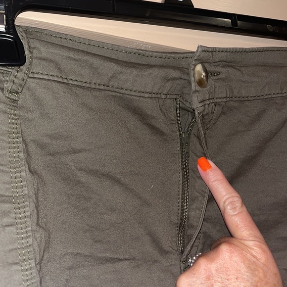 Lee Riders army green shorts with partial elastic waistband size 18, w/ pockets - Picture 3 of 8